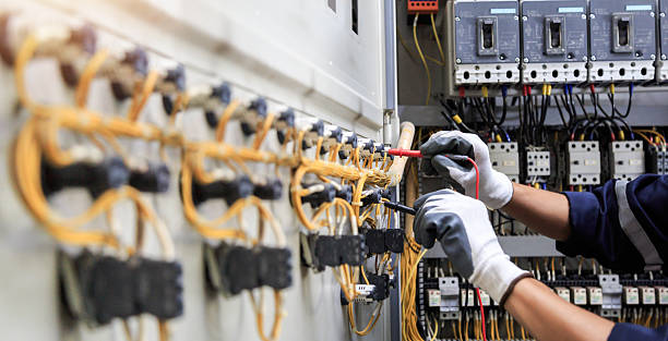 Professional Electrician technician working in Mankato, MN